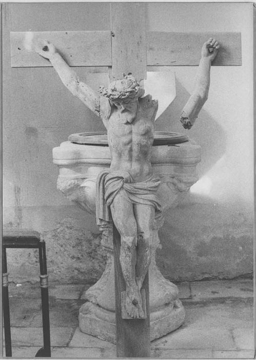 statue : Christ en croix