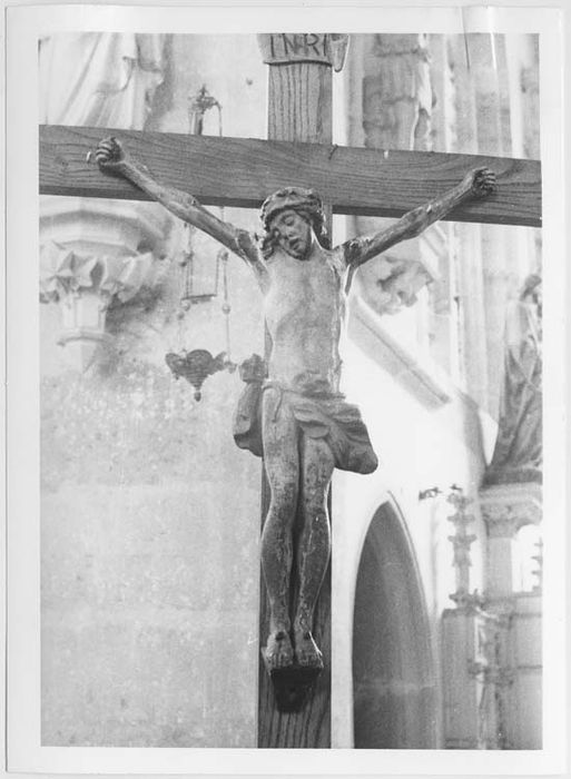 statue : Christ en croix