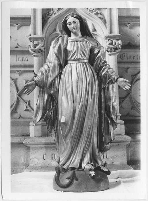 statue : Vierge sur le monde