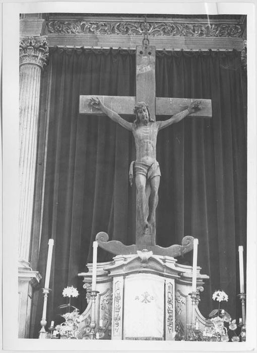 statue : Christ en croix