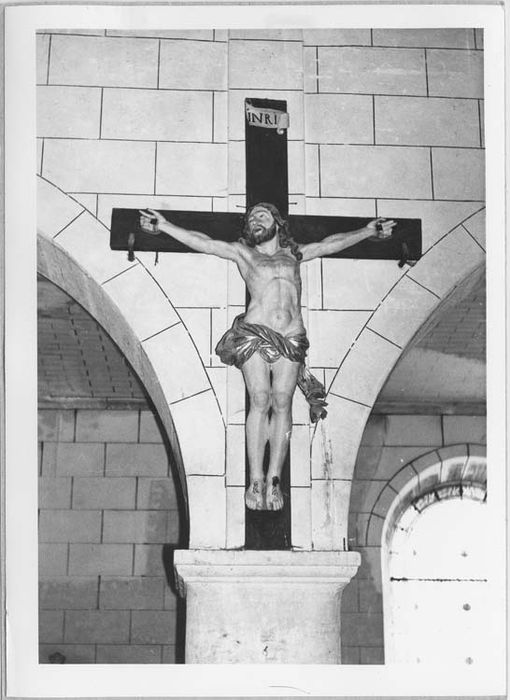 Statue : Christ en croix