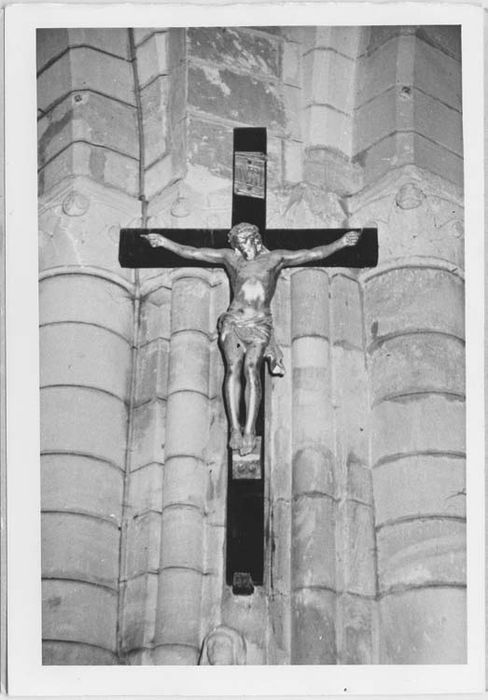 statue : Christ en croix
