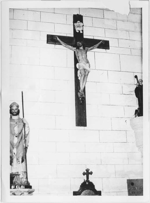 statue : Christ en croix