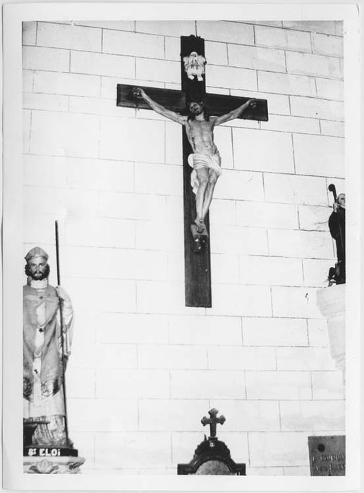 statue : Christ en croix