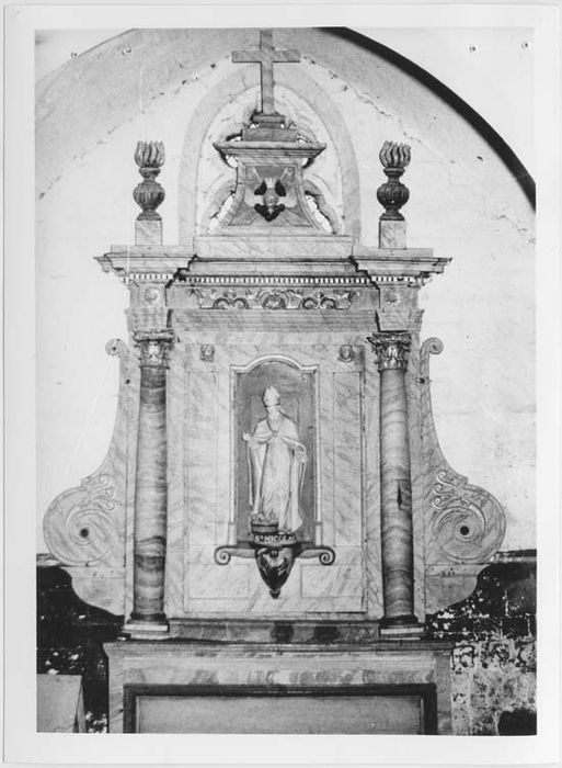 autel latéral avec tabernacle et retable