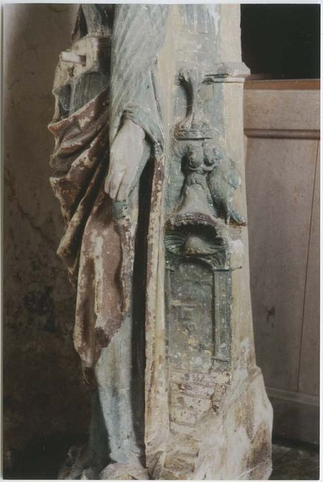 statue : Sainte Barbe, détail