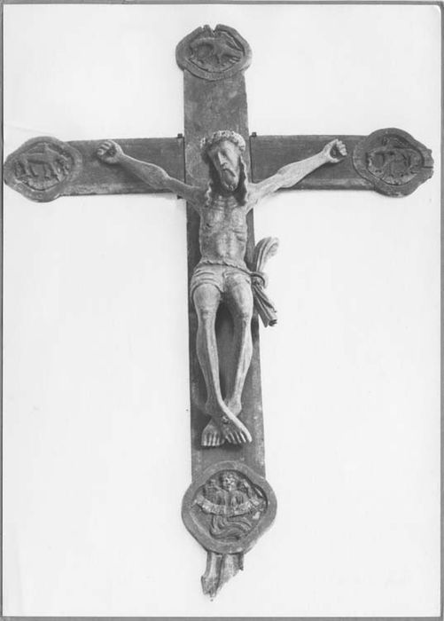 statue : Christ en croix avec les symboles des évangélistes