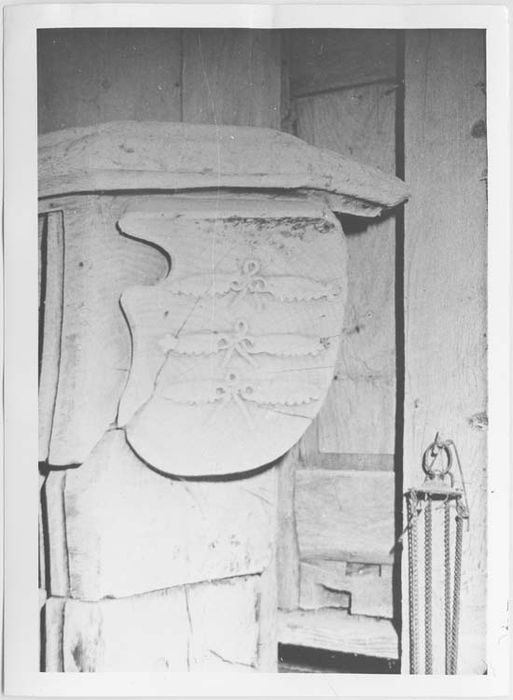 deux bas-reliefs : Ecus