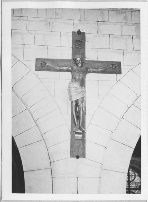 statue : Christ en croix