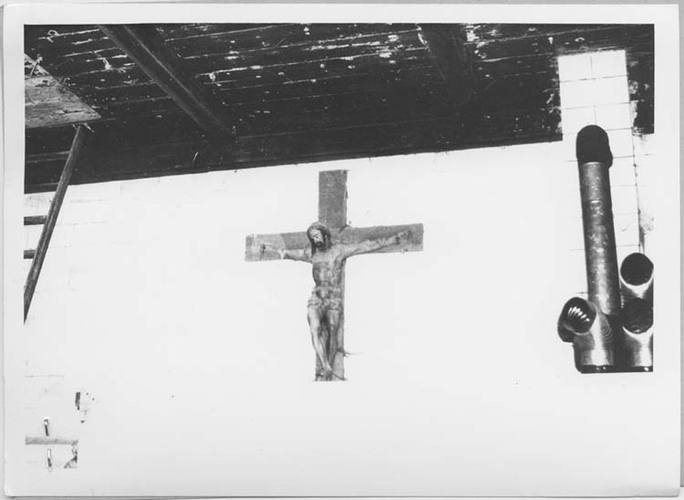 statue : Christ en croix