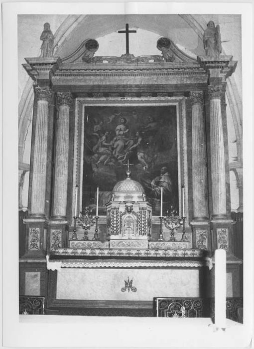 Autel (maître-autel) avec le retable et son tableau : Apparition de la Vierge à saint Bernard, deux statues (statuettes) : Sainte Julienne et Saint Jean-Baptiste, et une croix