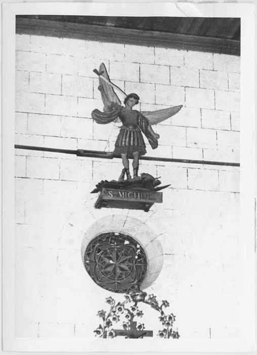 statue : Saint Michel terrassant le dragon