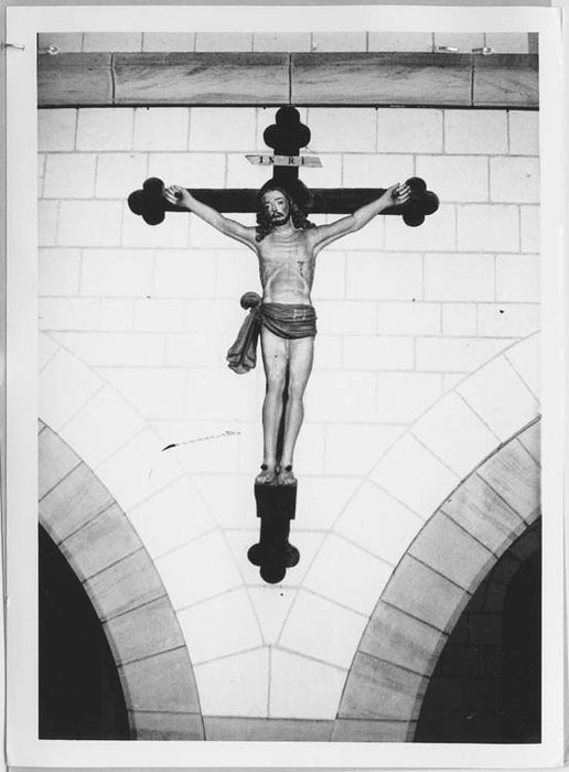 statue : Christ en croix