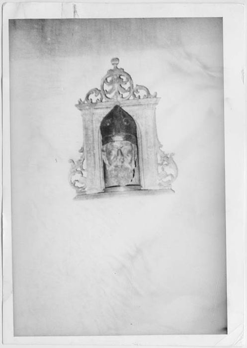 fragment de statue et cadre : Tête de saint Denis
