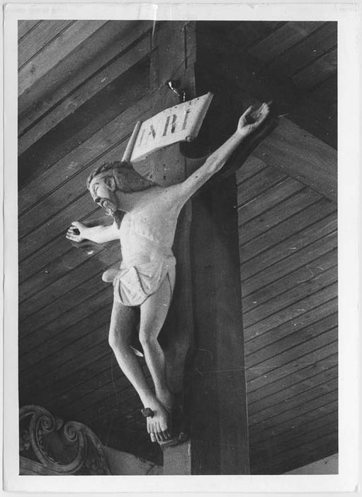 statue : Christ en croix