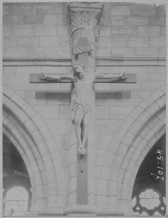 statue : Christ en croix