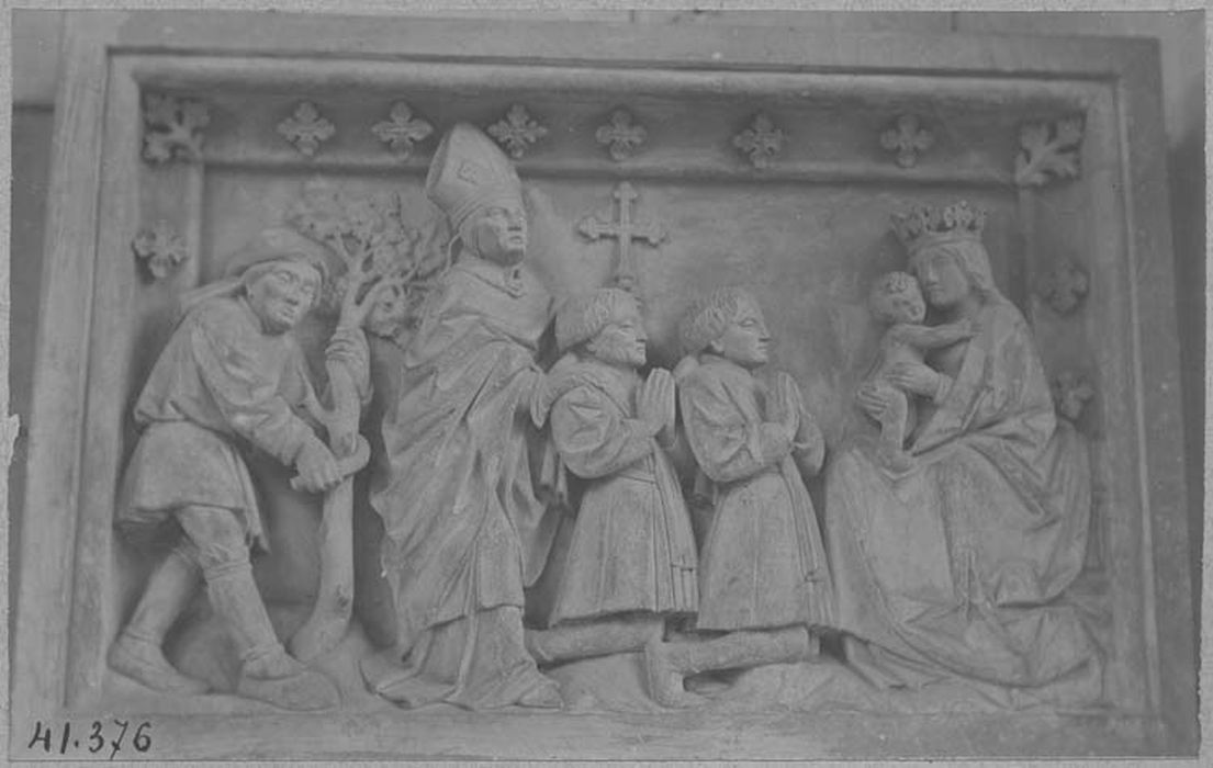 bas-relief ex-voto : Vierge de Pitié et deux donateurs présentés par saint Jean et Saint Pierre