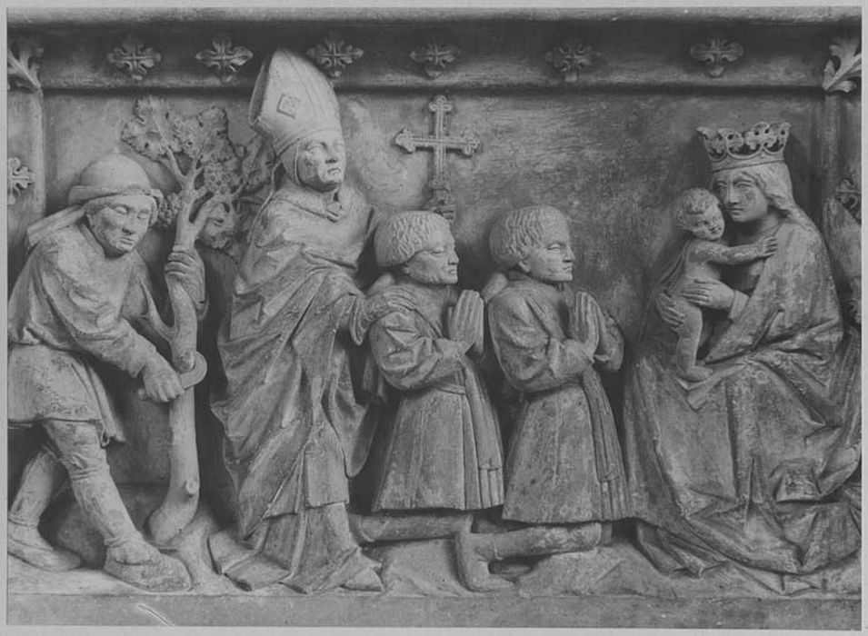 bas-relief ex-voto : Vierge de Pitié et deux donateurs présentés par saint Jean et Saint Pierre