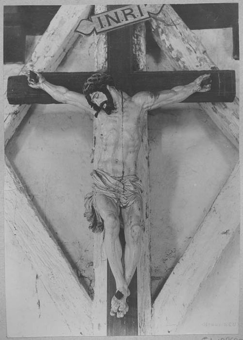 statue : Christ en croix