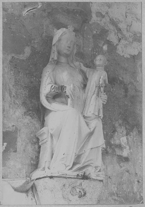 statue : Vierge à l'Enfant assise