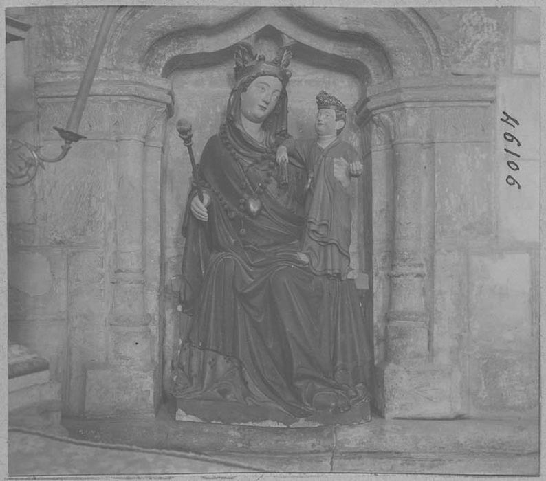 statue : Vierge à l'Enfant assise