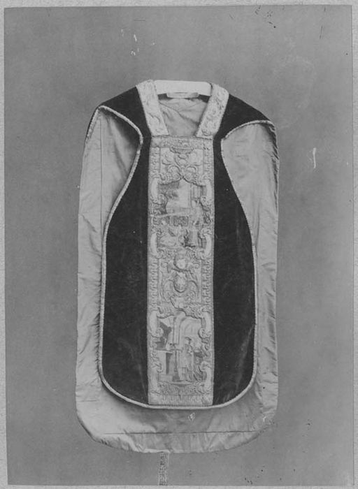 Ensemble : ornement d'époque Louis XIV (4 chapes, 2 dalmatiques, chasuble, étole, manipules)