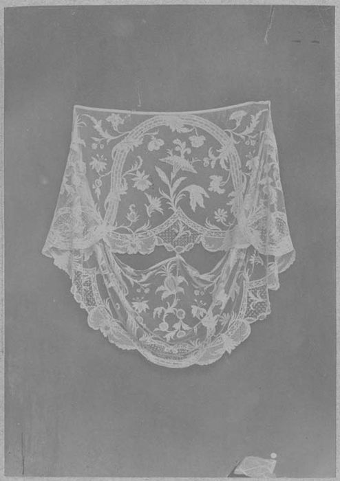 ensemble : dentelles du sacre de Charles X, offertes par Charles X au cardinal de Latil (2 rochets, 12 nappes d'autel, 16 aubes)
