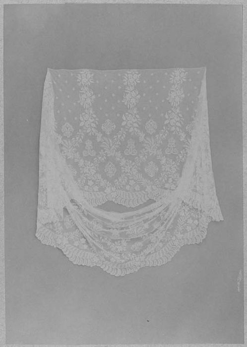 ensemble : dentelles du sacre de Charles X, offertes par Charles X au cardinal de Latil (2 rochets, 12 nappes d'autel, 16 aubes)