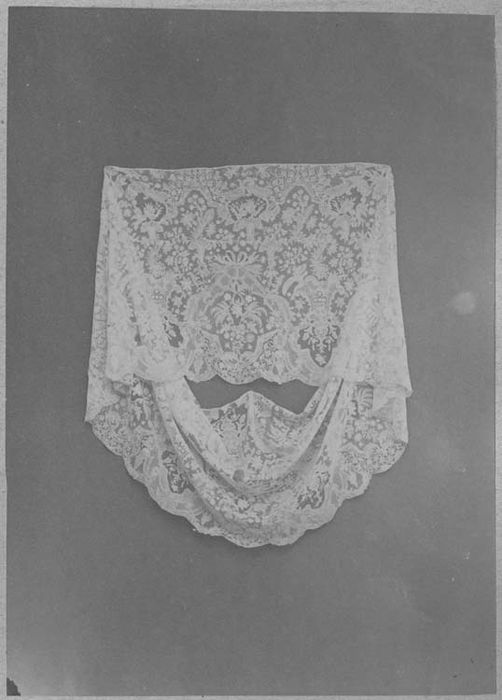 ensemble : dentelles du sacre de Charles X, offertes par Charles X au cardinal de Latil (2 rochets, 12 nappes d'autel, 16 aubes)