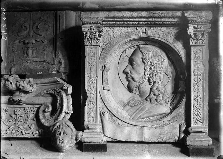 Bas-relief, tête de Christ de profil. Fragments décoration du château, médaillon, inscription