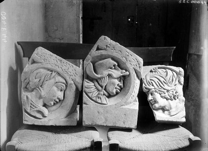 Fragments décoration du château, trois médaillons : mascarons