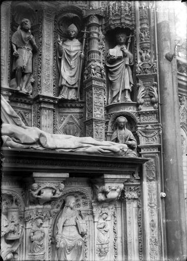 Chapelle de la Vierge, tombeau des cardinaux d'Amboise, marbre. La Justice, la Chasteté, deux évêques, saint Romain