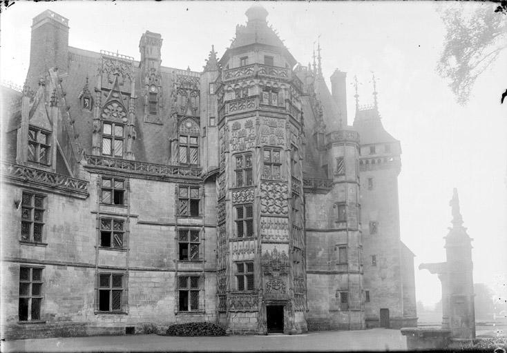 Façade, la Tour du Lion