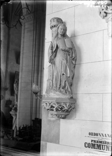 Statue en pierre : sainte Barbe