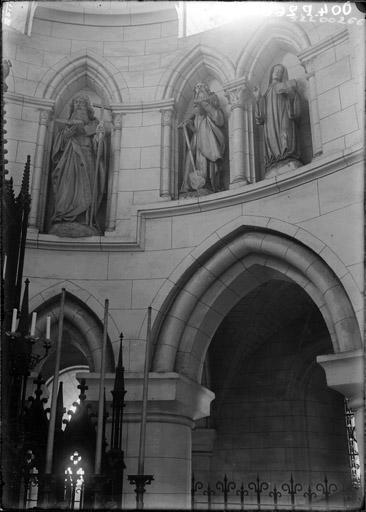 Statues en pierre : saint Fiacre et un apôtre (saint Avertin supposé)