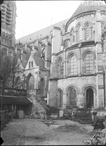 Façade sud, vue partielle de l'abside