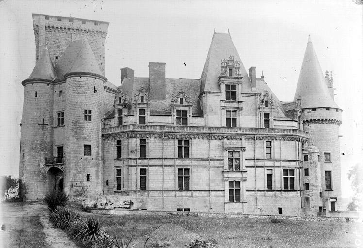 Façade sud ; Donjon roman ; Tours cylindriques au sud-est