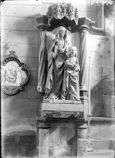 Groupe de statues en pierre : sainte Anne et la Vierge, sous un dais sculpté