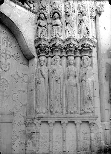 Statues du portail ouest, piedroit, colonnes personnages bibliques : Moise, la reine de Saba, salomon (supposée), David (supposé)