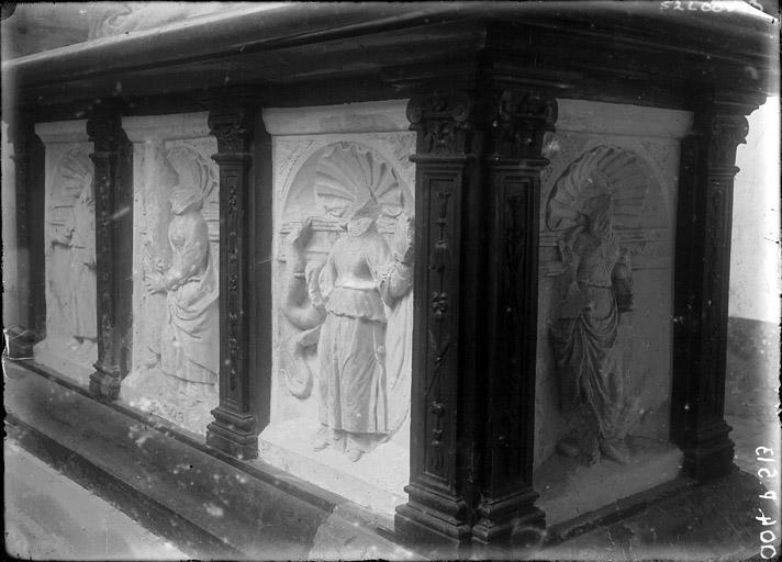 Tombeau : détail du socle. Statues et têtes mutilées en marbre polychrome - © Ministère de la Culture (France), Médiathèque du patrimoine et de la photographie, diffusion RMN-GP