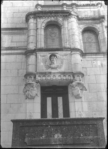 Tête de François Ier légendé, corbeaux sculptés, anges tenant blasons, détail : encorbellement sculpté