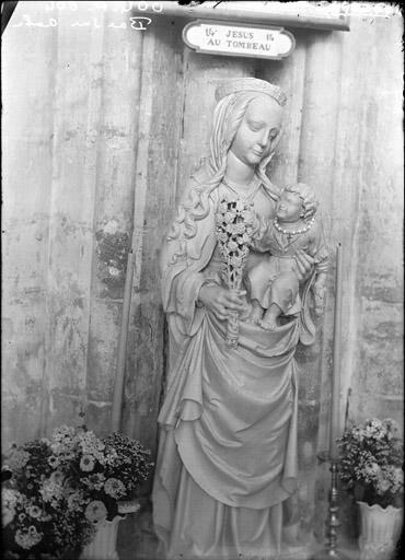 Statue de la Vierge à l'Enfant tenant un bouquet, bois autrefois peint