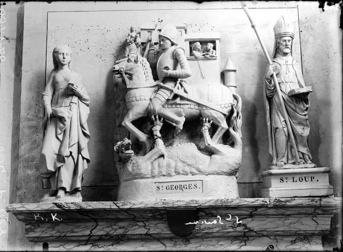 Statues, pierre : saint Georges, saint Loup et une sainte tenant un livre