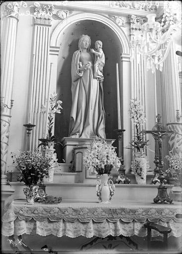 Statue de la Vierge à l'Enfant surmontant un autel, pierre