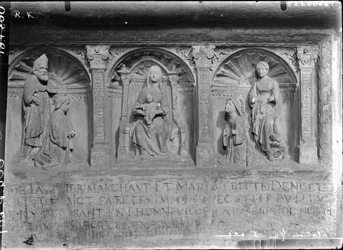 Ex-voto : la Vierge à l'Enfant adorée par deux donateurs accompagnés de leurs saints patrons, bas relief, pierre