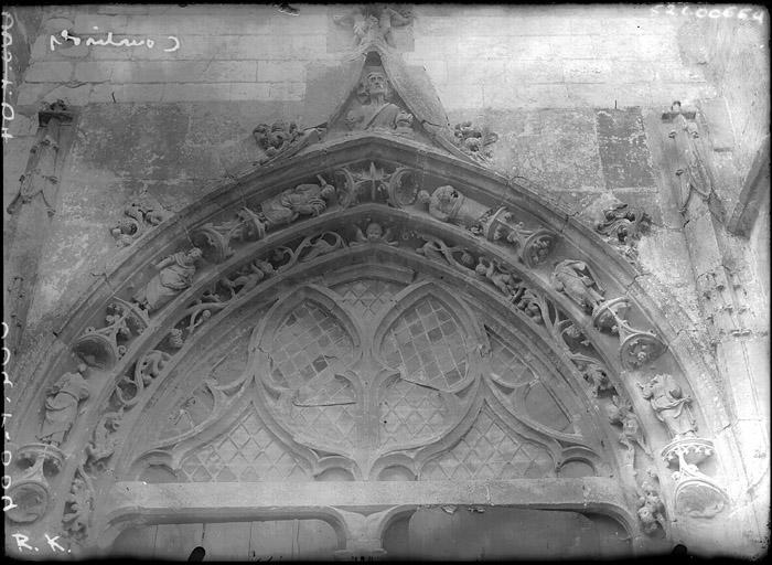 Portail géminé, voussures en arc brisé, sculptées : anges, feuillages, saints, tympan, vitraux