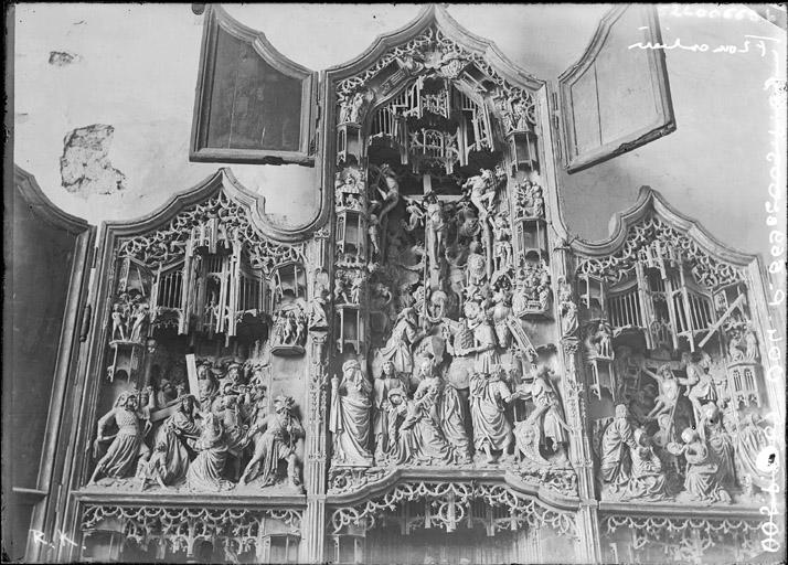 Retable sculpté en bois, Scènes de la vie du Christ : partie haute du retable (Portement de croix, Descente de croix et Crucifixion)