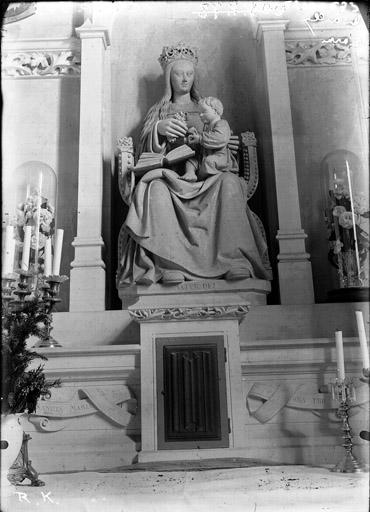 Statue en pierre de la Vierge à l'Enfant assise
