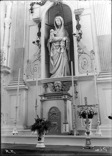 Statue de la Vierge à l'Enfant surmontant le maître-autel, pierre