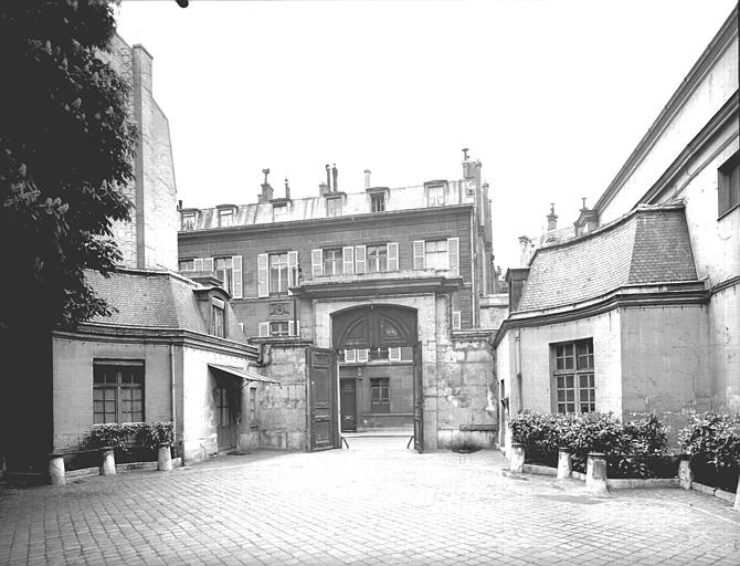 Revers du portail côté cour et petits pavillons d'entrée